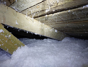 Zateplení stropu rodinného domu pomocí foukané izolace